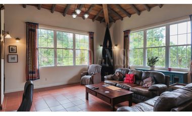 Se vende Amplia Casa en Altos del Maria con vistas panorámicas