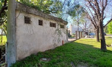 Galpón con dormitorio y fosa.