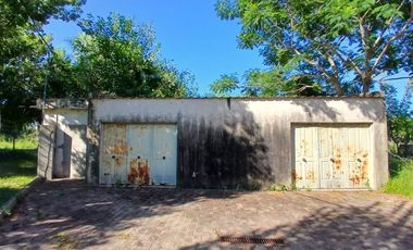 Galpón con dormitorio y fosa.
