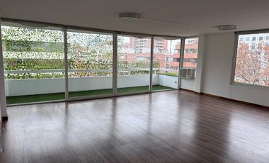 Departamento en Arriendo en Recién remodelado a pasos del metro El Golf