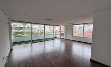 Departamento en Arriendo en Recién remodelado a pasos del metro El Golf