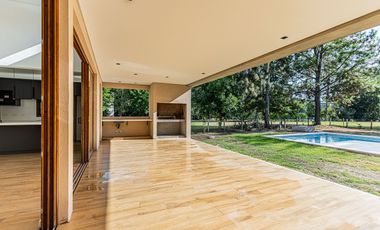 CASA EN VENTA EN UNA SOLA PLANTA 3 DORMIS Y PILETA