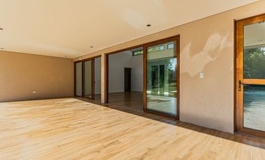 CASA EN VENTA EN UNA SOLA PLANTA 3 DORMIS Y PILETA