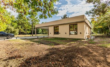 CASA EN VENTA EN UNA SOLA PLANTA 3 DORMIS Y PILETA