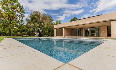 CASA EN VENTA EN UNA SOLA PLANTA 3 DORMIS Y PILETA