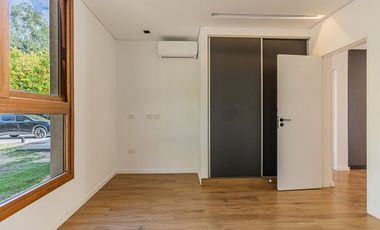 CASA EN VENTA EN UNA SOLA PLANTA 3 DORMIS Y PILETA