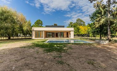 CASA EN VENTA EN UNA SOLA PLANTA 3 DORMIS Y PILETA