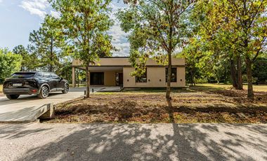 CASA EN VENTA EN UNA SOLA PLANTA 3 DORMIS Y PILETA