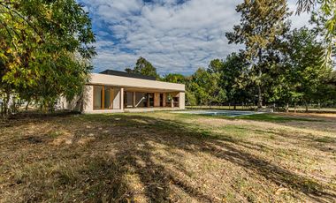 CASA EN VENTA EN UNA SOLA PLANTA 3 DORMIS Y PILETA