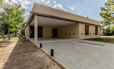 CASA EN VENTA EN UNA SOLA PLANTA 3 DORMIS Y PILETA