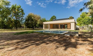 CASA EN VENTA EN UNA SOLA PLANTA 3 DORMIS Y PILETA