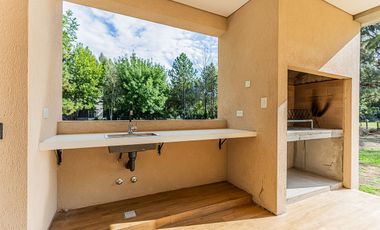 CASA EN VENTA EN UNA SOLA PLANTA 3 DORMIS Y PILETA