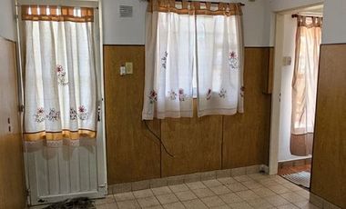 Casa tres dorm., excelente estado. Barrio Grandoli