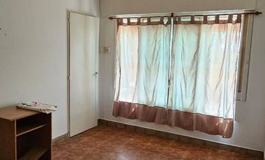 Casa tres dorm., excelente estado. Barrio Grandoli