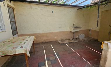 Casa tres dorm., excelente estado. Barrio Grandoli