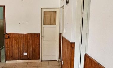 Casa tres dorm., excelente estado. Barrio Grandoli