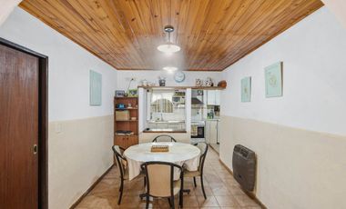 Casa 5 ambientes en venta en Burzaco con jardín