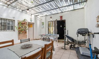Casa 5 ambientes en venta en Burzaco con jardín