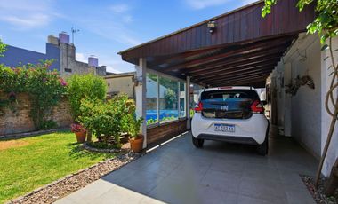 Casa 5 ambientes en venta en Burzaco con jardín