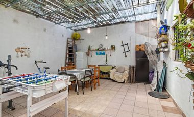 Casa 5 ambientes en venta en Burzaco con jardín