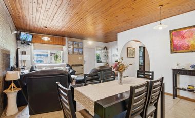 Casa 5 ambientes en venta en Burzaco con jardín