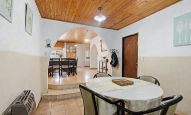 Casa 5 ambientes en venta en Burzaco con jardín