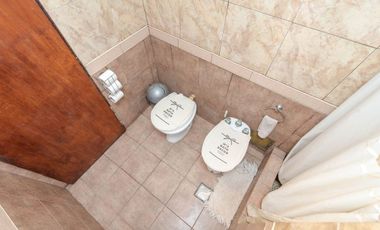 Casa 5 ambientes en venta en Burzaco con jardín