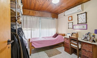 Casa 5 ambientes en venta en Burzaco con jardín