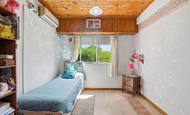 Casa 5 ambientes en venta en Burzaco con jardín