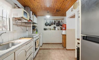Casa 5 ambientes en venta en Burzaco con jardín