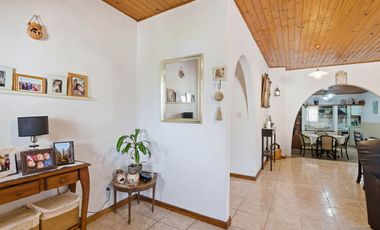 Casa 5 ambientes en venta en Burzaco con jardín
