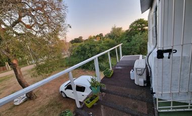 Casa elevada con amplio terreno en Arroyo Leyes