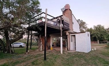 Casa elevada con amplio terreno en Arroyo Leyes