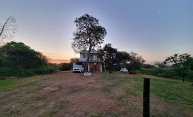 Casa elevada con amplio terreno en Arroyo Leyes