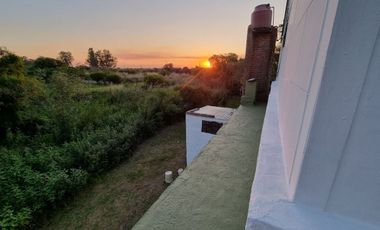 Casa elevada con amplio terreno en Arroyo Leyes