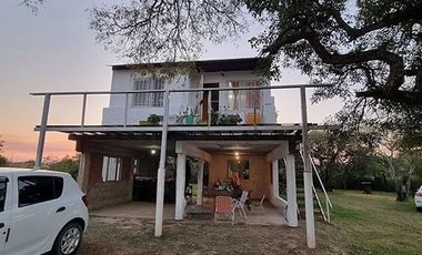 Casa elevada con amplio terreno en Arroyo Leyes
