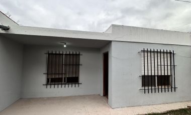ALQUILER CASA 4 AMBIENTES CON COCHERA CASTELAR