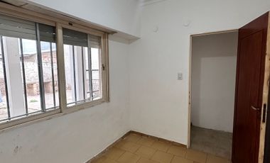 ALQUILER CASA 4 AMBIENTES CON COCHERA CASTELAR
