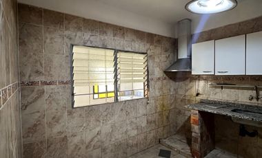ALQUILER CASA 4 AMBIENTES CON COCHERA CASTELAR