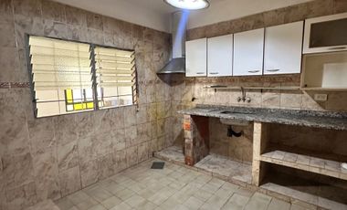 ALQUILER CASA 4 AMBIENTES CON COCHERA CASTELAR