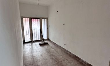 ALQUILER CASA 4 AMBIENTES CON COCHERA CASTELAR