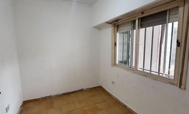 ALQUILER CASA 4 AMBIENTES CON COCHERA CASTELAR