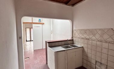 ALQUILER CASA 4 AMBIENTES CON COCHERA CASTELAR