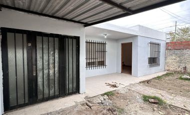 ALQUILER CASA 4 AMBIENTES CON COCHERA CASTELAR