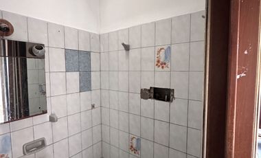 ALQUILER CASA 4 AMBIENTES CON COCHERA CASTELAR