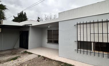 ALQUILER CASA 4 AMBIENTES CON COCHERA CASTELAR