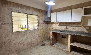 ALQUILER CASA 4 AMBIENTES CON COCHERA CASTELAR