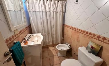 CASA 4 AMBIENTES B. CERRADO HURLINGHAM APTO CRED.