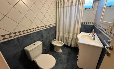CASA 4 AMBIENTES B. CERRADO HURLINGHAM APTO CRED.