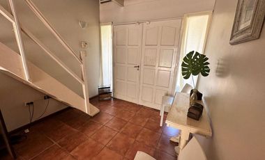CASA 4 AMBIENTES B. CERRADO HURLINGHAM APTO CRED.